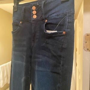Dark skinny jeans with open buttons